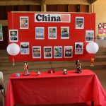 Estande com os trabalhos dos alunos na exposição da Semana Cultural