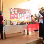 Estande com os trabalhos dos alunos na exposição da Semana Cultural