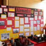 Estande com os trabalhos dos alunos na exposição da Semana Cultural
