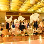 Apresentação de dança típica no ginásio durante a Semana Cultural