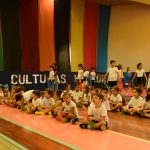 Apresentação de dança típica no ginásio durante a Semana Cultural
