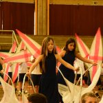 Apresentação de dança típica no ginásio durante a Semana Cultural