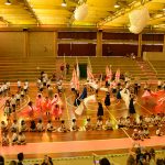 Apresentação de dança típica no ginásio durante a Semana Cultural