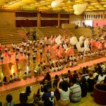 Apresentação de dança típica no ginásio durante a Semana Cultural