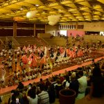 Apresentação de dança típica no ginásio durante a Semana Cultural