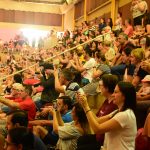 Apresentação de dança típica no ginásio durante a Semana Cultural
