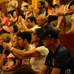 Apresentação de dança típica no ginásio durante a Semana Cultural