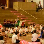 Apresentação de dança típica no ginásio durante a Semana Cultural
