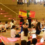 Apresentação de dança típica no ginásio durante a Semana Cultural