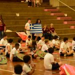 Apresentação de dança típica no ginásio durante a Semana Cultural