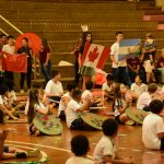 Apresentação de dança típica no ginásio durante a Semana Cultural