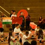 Alunos apresentam a bandeira de um país na Semana Cultural