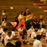 Alunos apresentam a bandeira de um país na Semana Cultural