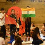 Alunos apresentam a bandeira de um país na Semana Cultural