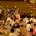 Apresentação de dança típica no ginásio durante a Semana Cultural