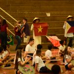 Apresentação de dança típica no ginásio durante a Semana Cultural