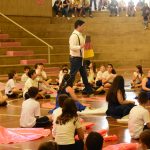 Alunos apresentam a bandeira de um país na Semana Cultural