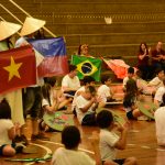 Alunos apresentam a bandeira de um país na Semana Cultural