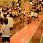 Apresentação de dança típica no ginásio durante a Semana Cultural