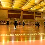 Apresentação de dança típica no ginásio durante a Semana Cultural