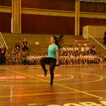 Apresentação de dança típica no ginásio durante a Semana Cultural