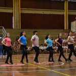 Apresentação de dança típica no ginásio durante a Semana Cultural