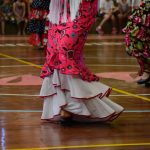 Apresentação de dança típica no ginásio durante a Semana Cultural
