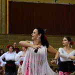 Apresentação de dança típica no ginásio durante a Semana Cultural