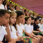 Público acompanha as apresentações da Semana Cultural no ginásio