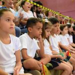 Público acompanha as apresentações da Semana Cultural no ginásio
