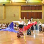 Apresentação de dança típica no ginásio durante a Semana Cultural