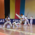 Apresentação de capoeira no ginásio durante a Semana Cultural