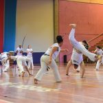 Apresentação de capoeira no ginásio durante a Semana Cultural