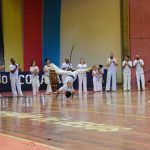 Apresentação de capoeira no ginásio durante a Semana Cultural