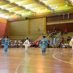 Apresentação de dança típica no ginásio durante a Semana Cultural