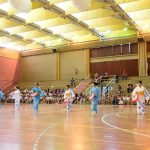 Apresentação de dança típica no ginásio durante a Semana Cultural