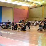 Apresentação de dança típica no ginásio durante a Semana Cultural
