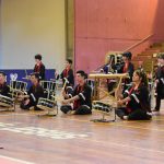 Apresentação de dança típica no ginásio durante a Semana Cultural