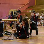 Apresentação de tambores taiko no ginásio durante a Semana Cultural