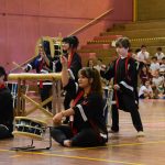 Apresentação de tambores taiko no ginásio durante a Semana Cultural
