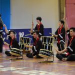 Apresentação de tambores taiko no ginásio durante a Semana Cultural