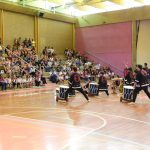 Apresentação de tambores taiko no ginásio durante a Semana Cultural