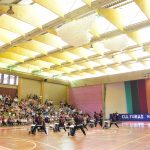 Apresentação de tambores taiko no ginásio durante a Semana Cultural