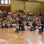 Apresentação de tambores taiko no ginásio durante a Semana Cultural