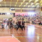 Apresentação de tambores taiko no ginásio durante a Semana Cultural