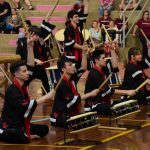 Apresentação de tambores taiko no ginásio durante a Semana Cultural