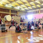 Público acompanha as apresentações da Semana Cultural no ginásio