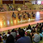 Público acompanha as apresentações da Semana Cultural no ginásio