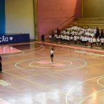Público acompanha as apresentações da Semana Cultural no ginásio