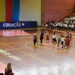 Público acompanha as apresentações da Semana Cultural no ginásio